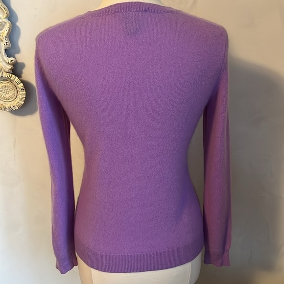 Lord & Taylor 100% Cashmere Lavender v-neck Sweater ribbed hem Size Large - Picture 5 of 8